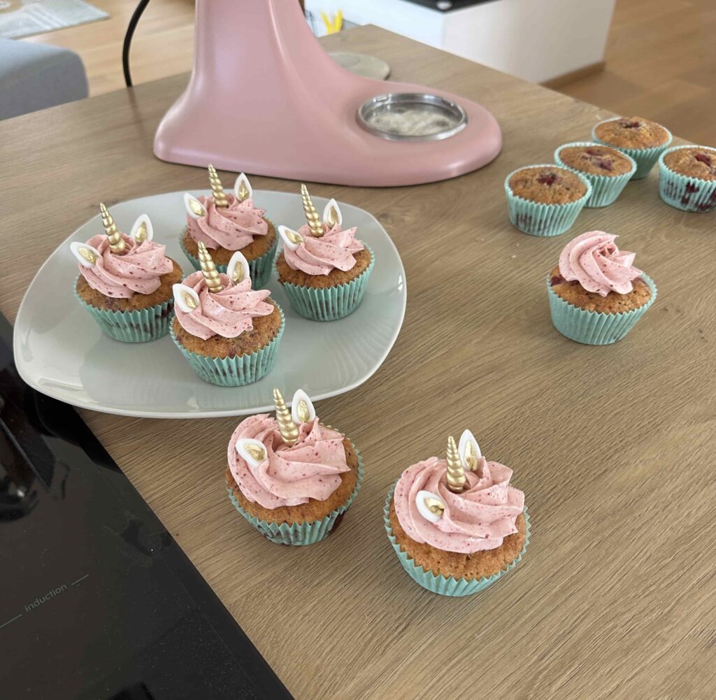 Detail na&nbsp;zdobenie kokosovo-malinových cupcakes s&nbsp;mascarpone krémom