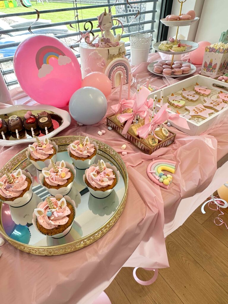 Detail na&nbsp;zdobenie kokosovo-malinových cupcakes s&nbsp;mascarpone krémom